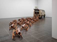 Das_rudel_1969_vw_bus_24_schlitten_mit_wachs_baumwollband_filz_abbindegurten_und_stablampe_ausgestattet_neue_galerie_mhk_kassel.jpg